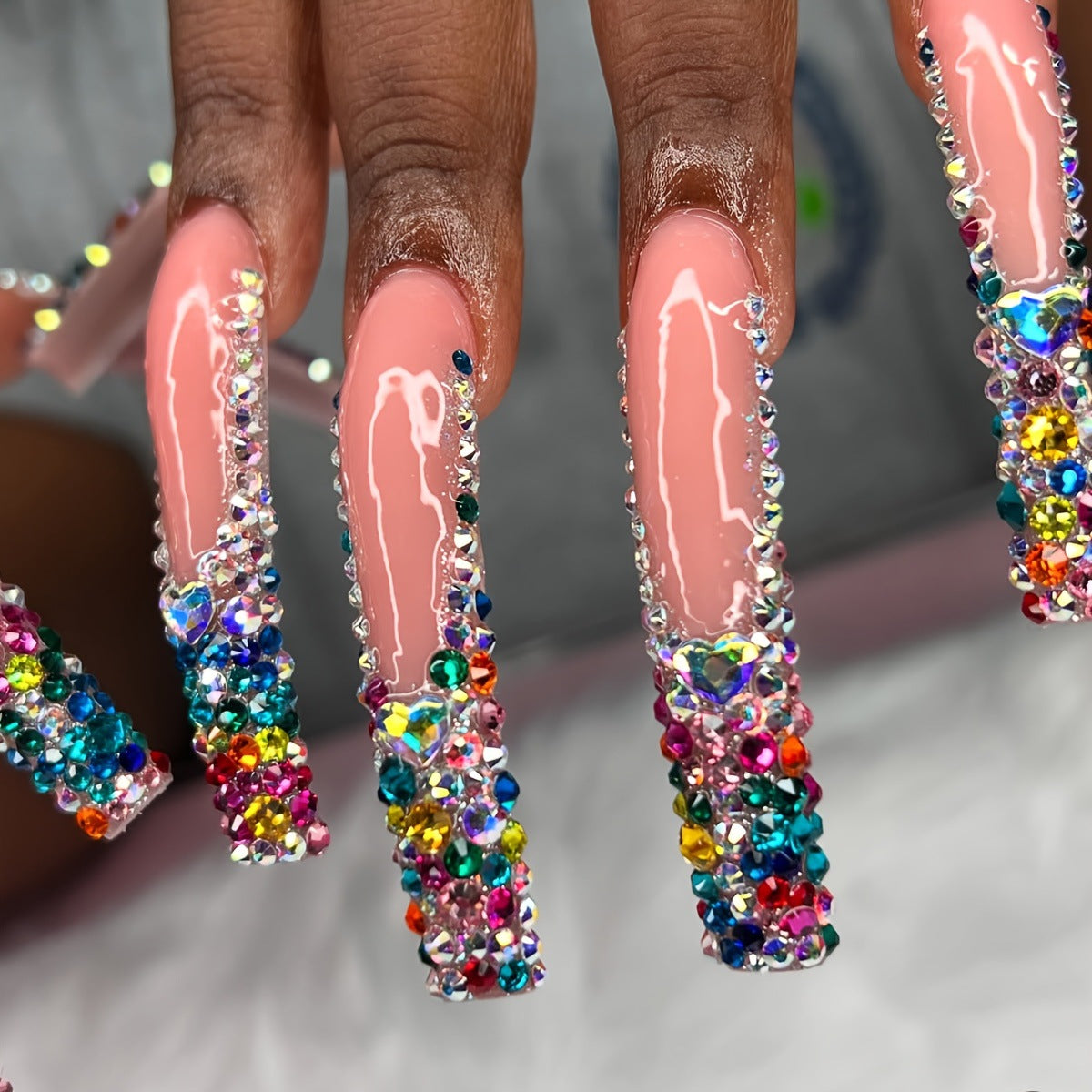 3D Dekorative Press-On Nagelverlängerungen mit funkelnden Edelsteinakzenten Brehn