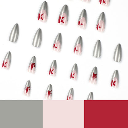 Kunstvolle Stiletto-Nägel mit Silber- und Sternenmotiven Brehn