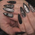 Kunstnagelset mit schaurigem Spinnenmotiv und Glitzerakzenten Brehn