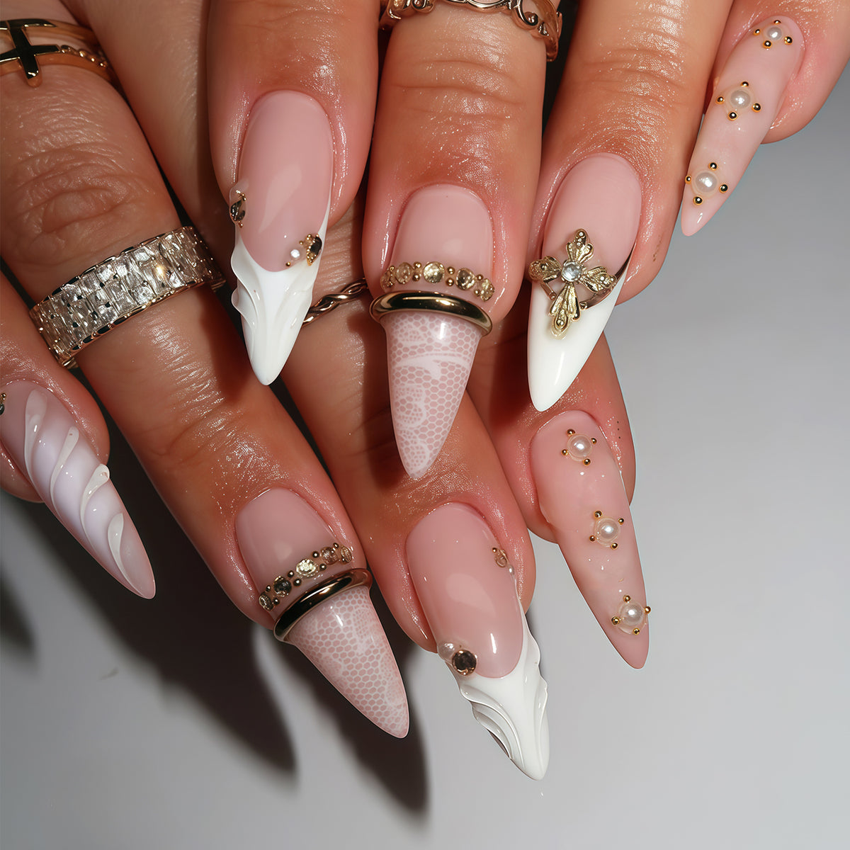 Elegante Stiletto Nagel Kunst Tipps mit Verzierungen Brehn