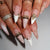 Elegante Stiletto Nagel Kunst Tipps mit Verzierungen Brehn