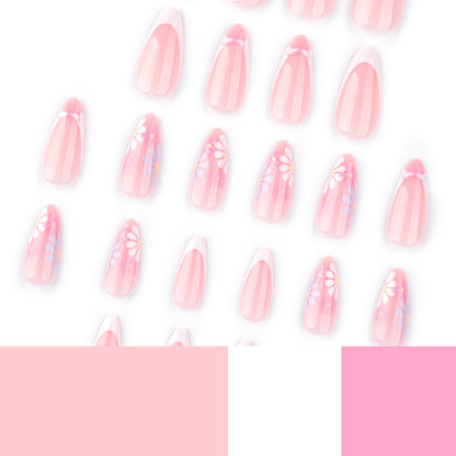 Kunstvolle Nagelkunst mit floralen Verzierungen Brehn