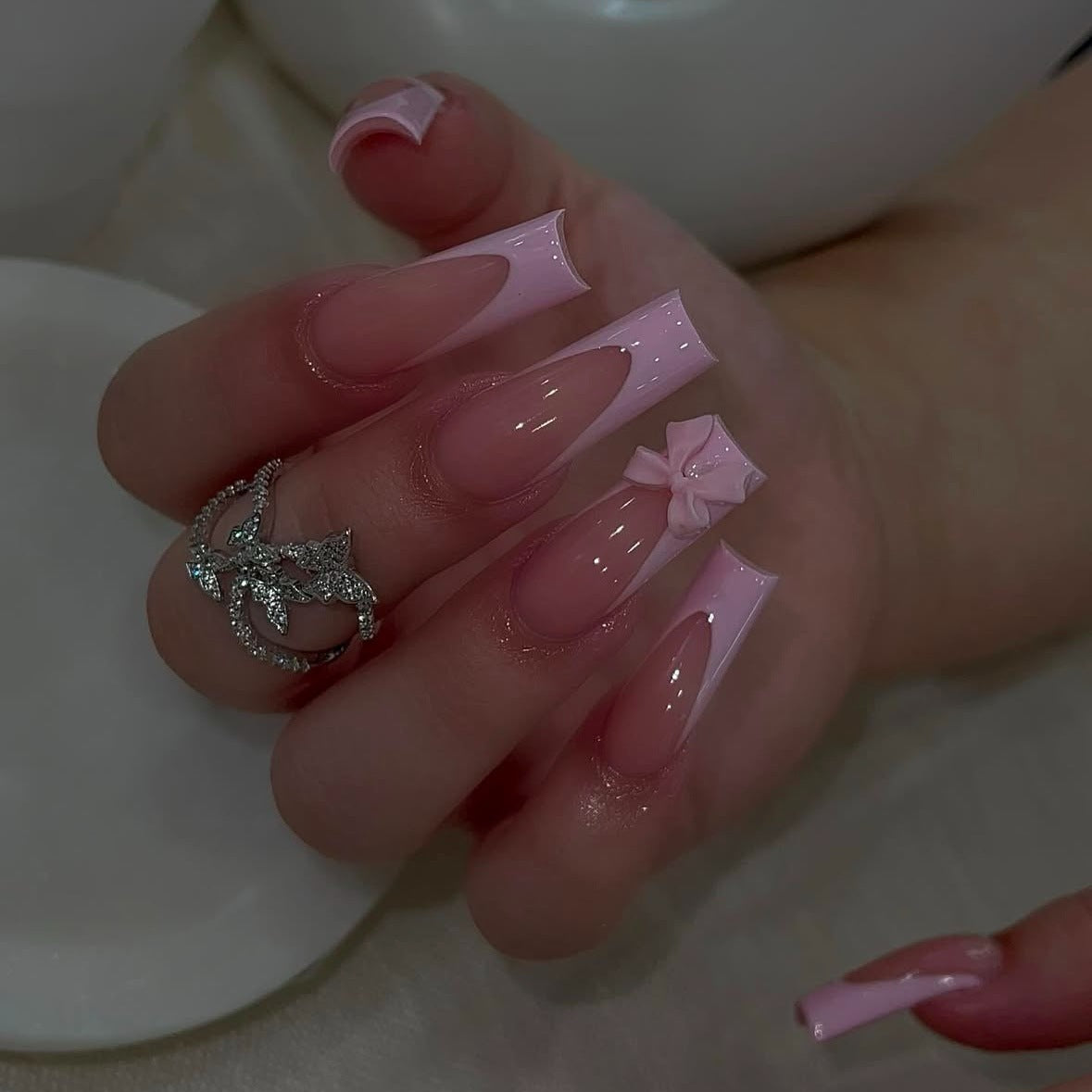 Kunstnagelset mit eleganten Spitzen und verspieltem 3D-Design Brehn