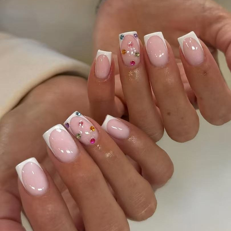 Nagelkunstset mit eleganten French-Spitzen und funkelnden Strassverzierungen Brehn