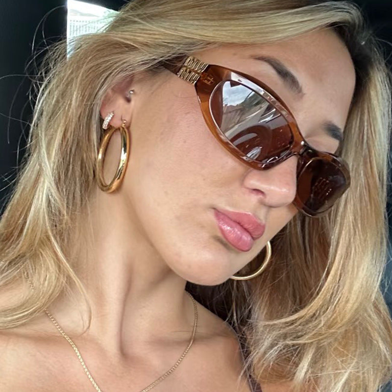 Damen modische Sonnenbrille im geschwungenen Design mit luxuriösen Details Brehn