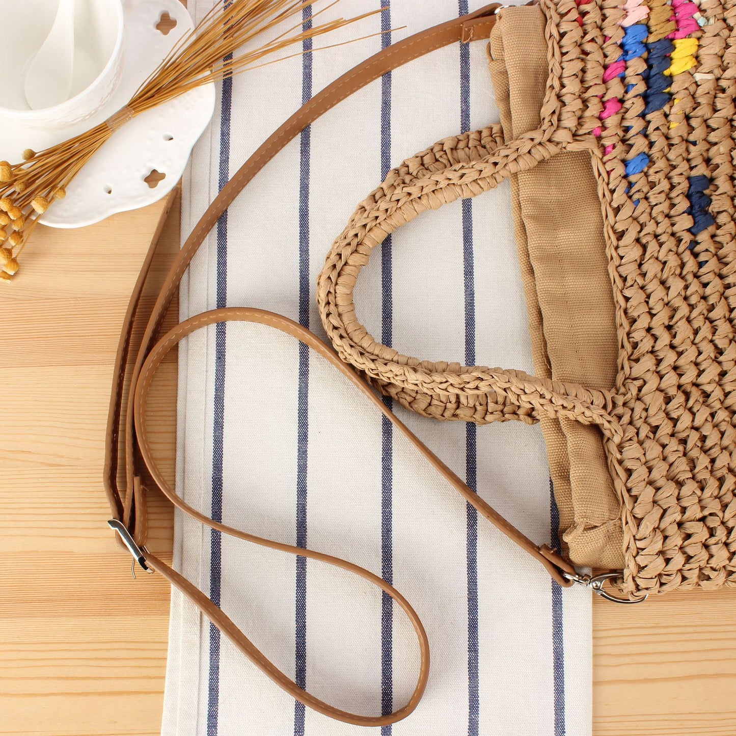 Handtasche Aus Handgearbeitetem Naturmaterial mit Buntem Akzent Brehn