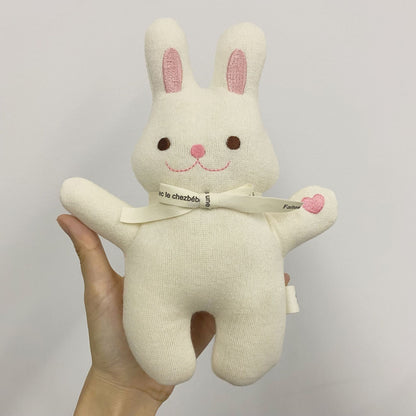 Handgefertigte Plüsch-Häschenpuppe mit floppy Ohren, gesticktem Gesicht und karierter Latzhose