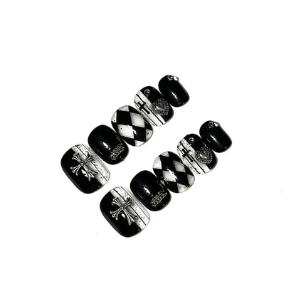 Künstlerisches Press-On-Nail-Set mit Gothic-Motiven