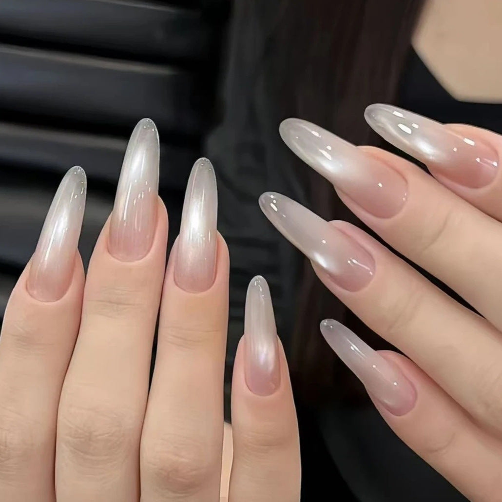 Elegante Kunstnägel mit Ombre-Effekt Brehn