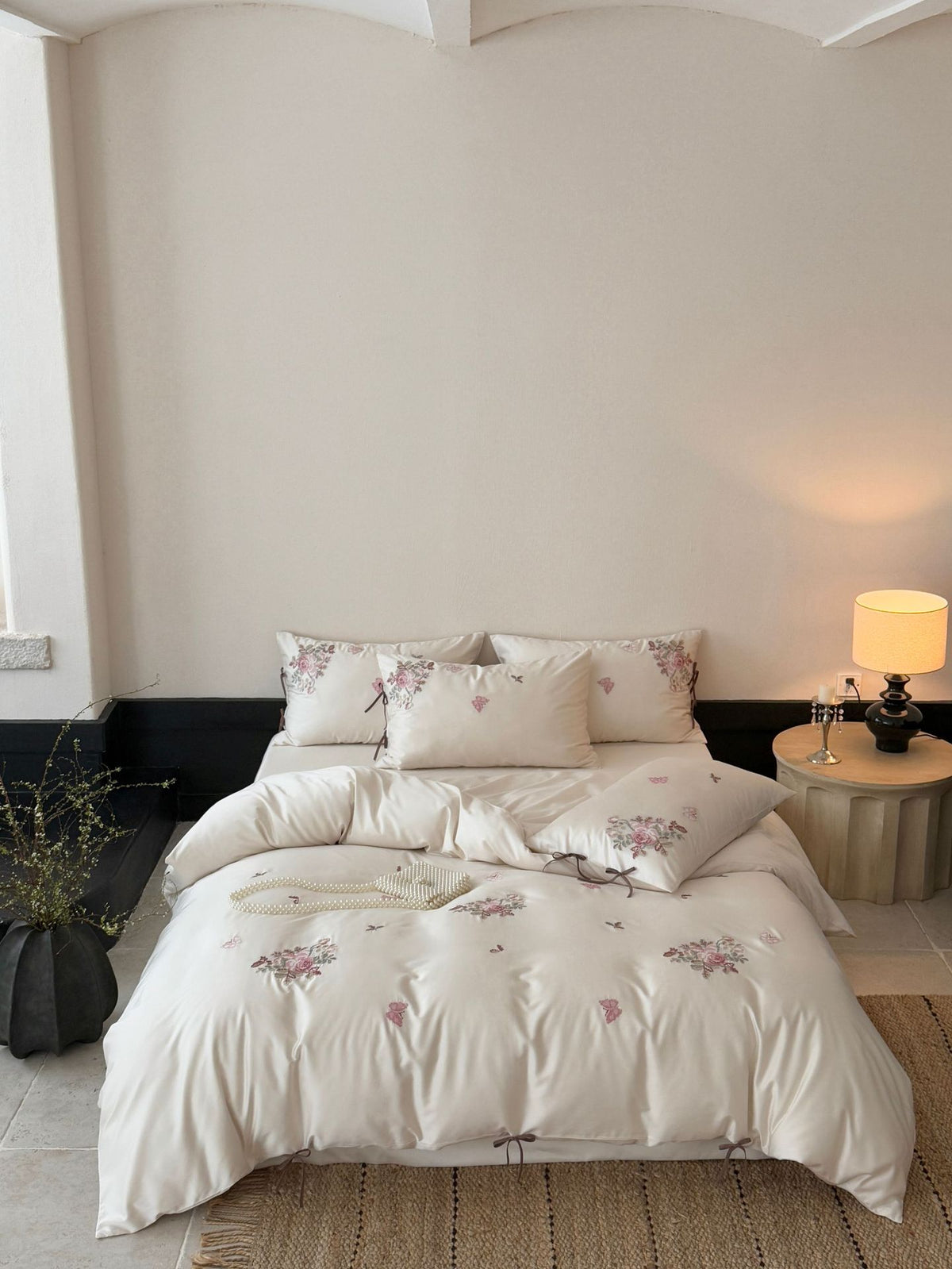 Feinsatin-Bettwäsche-Set mit floraler Stickerei, Bindebändern und feiner Steppstruktur Brehn