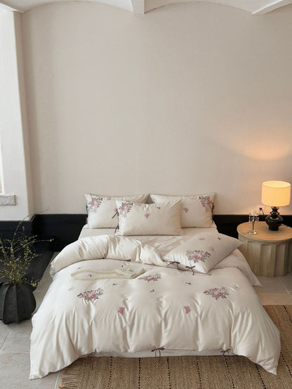 Feinsatin-Bettwäsche-Set mit floraler Stickerei, Bindebändern und feiner Steppstruktur Brehn