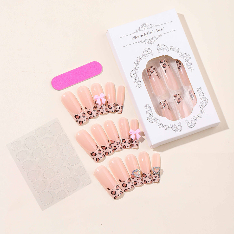 Künstlerisches Press-On-Nagel-Set mit charmanten Leopard- und Schleifenddesigns Brehn