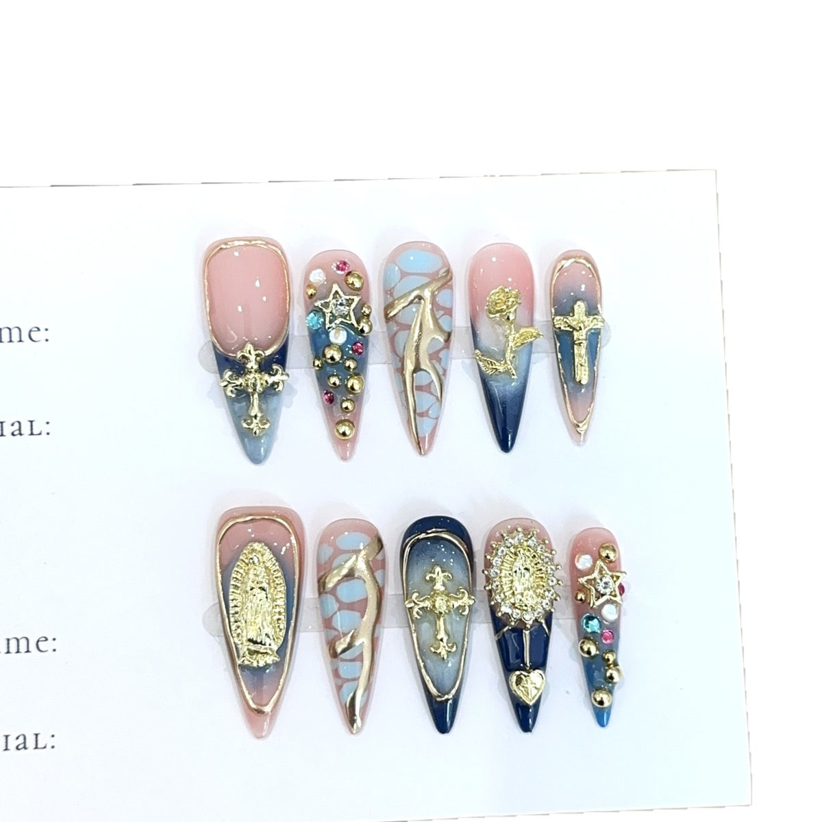 Künstlerisches dekoratives Press-On-Nagelset mit Edelsteinakzenten