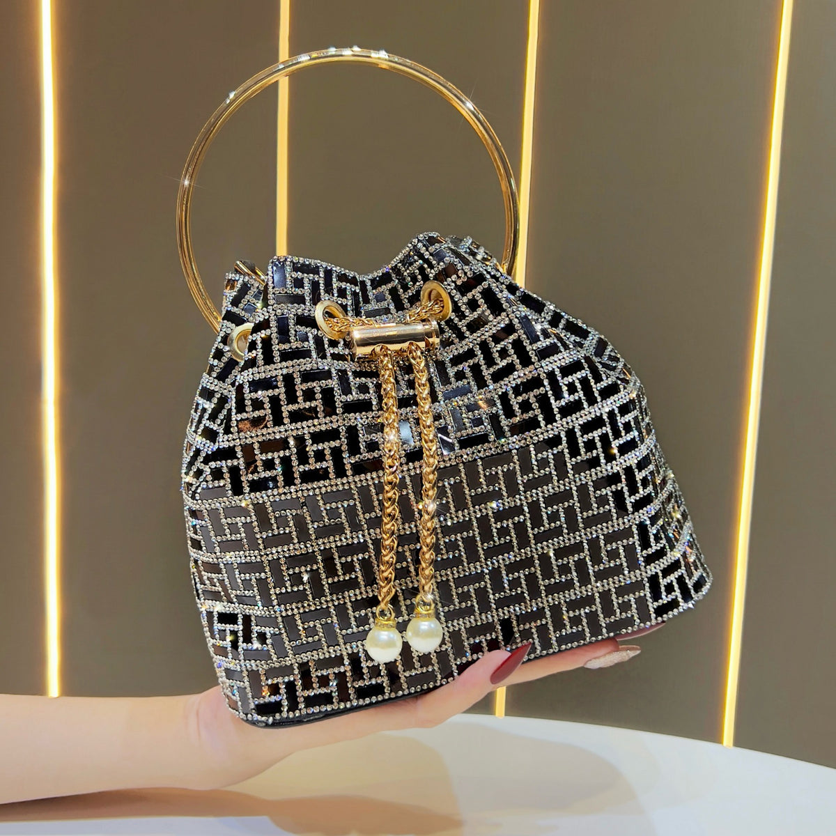 Rhinestone-beschmückte Bucket Bag