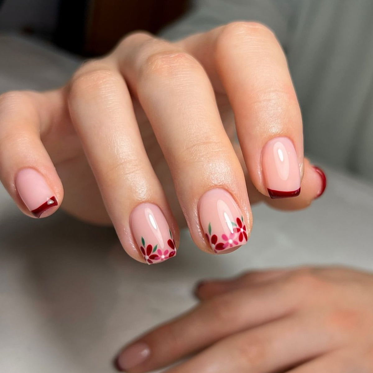Kunstvolle Nagelgestaltung mit Blumen- und Farbverlaufseffekten Brehn