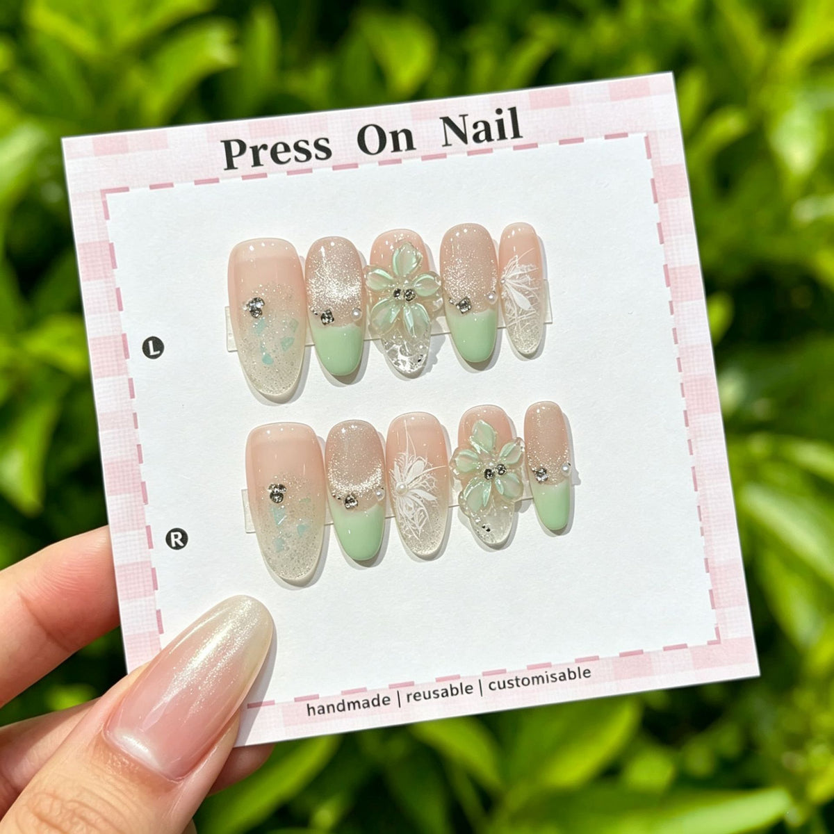 Künstlerisches Press-On Nagelset mit floralen und gemusterten Designs