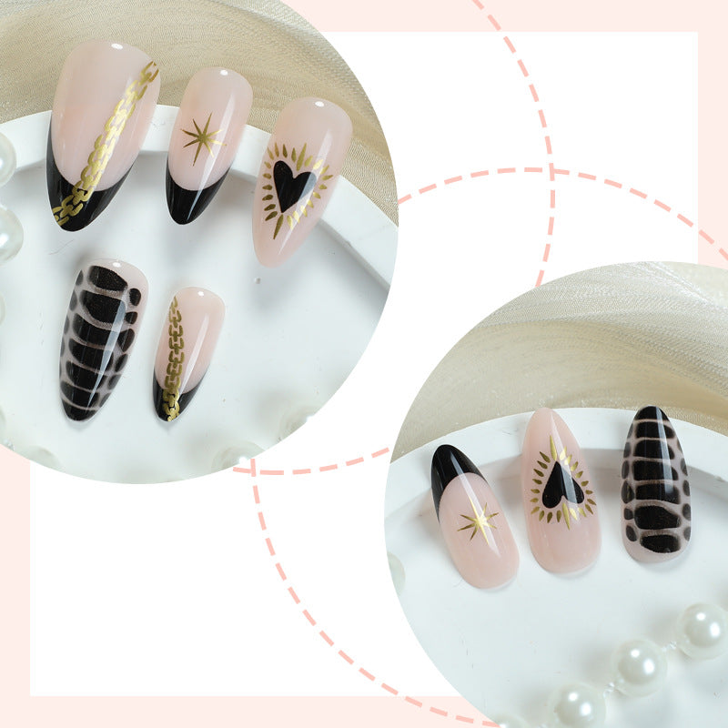 Dekorativer Press-On Nagelset mit künstlerischen Herz- und Stern Designs Brehn