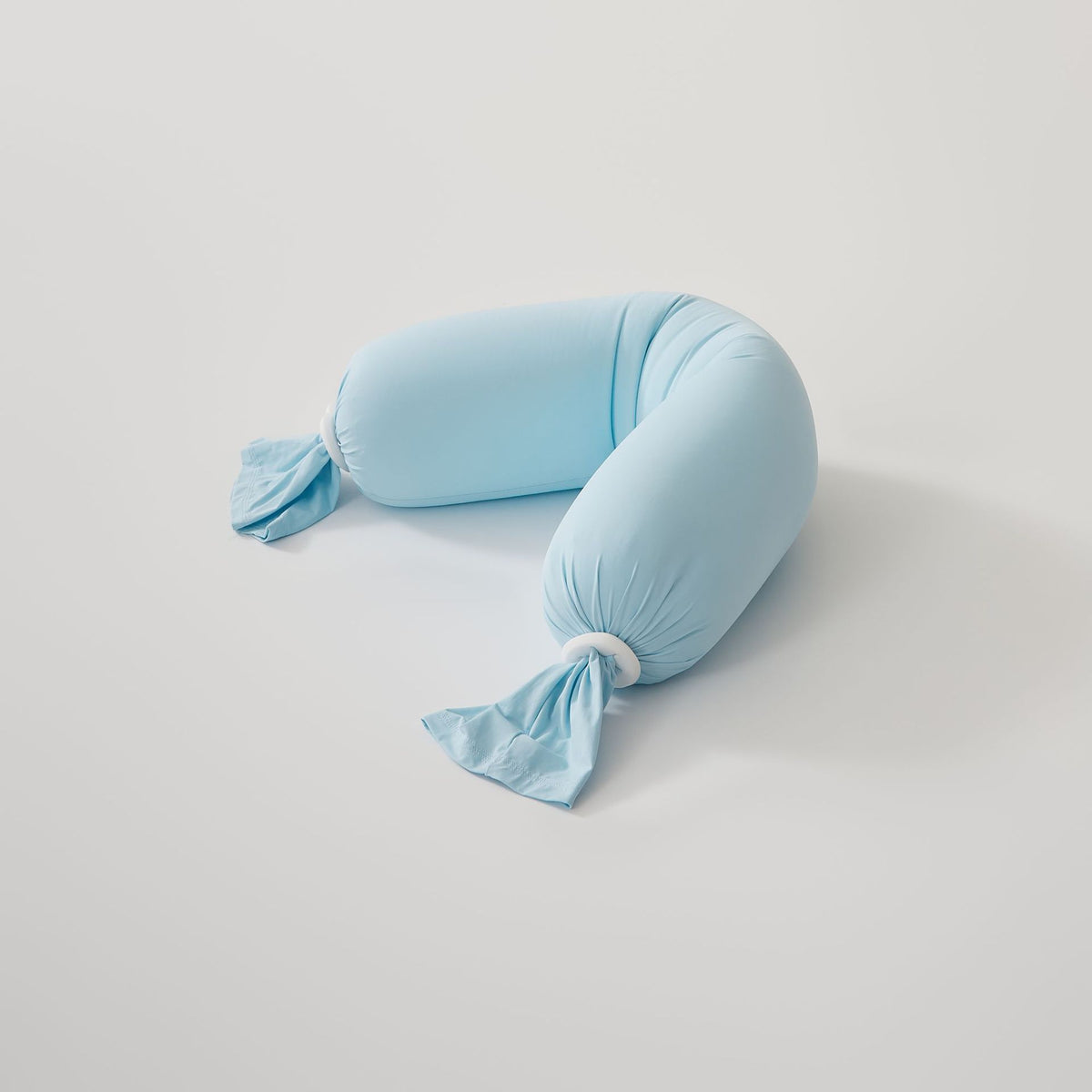 Ergonomisches Nackenstützkissen mit weichem Stretch‑Bezug und verstellbaren Knotenenden