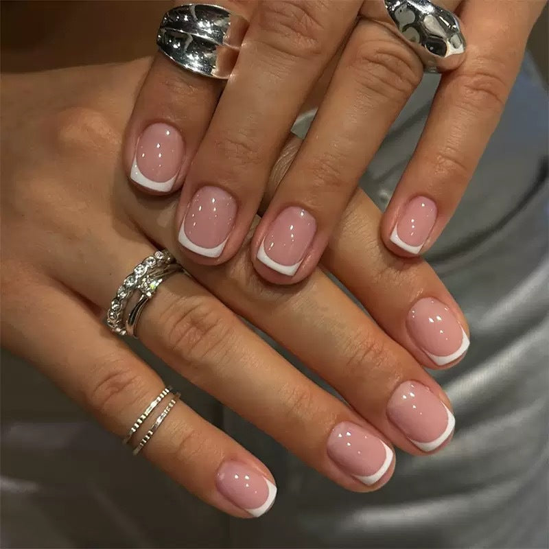 Kunstnagelset mit elegantem Franse-Design Brehn