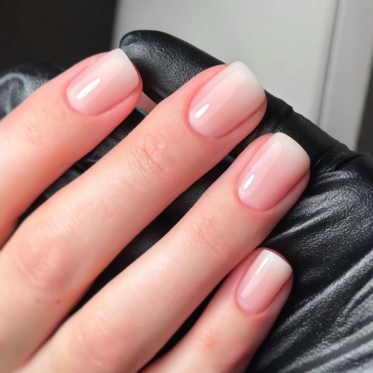 Elegante Kunstnägel mit Französischer Maniküre und Glitzereffekten Brehn