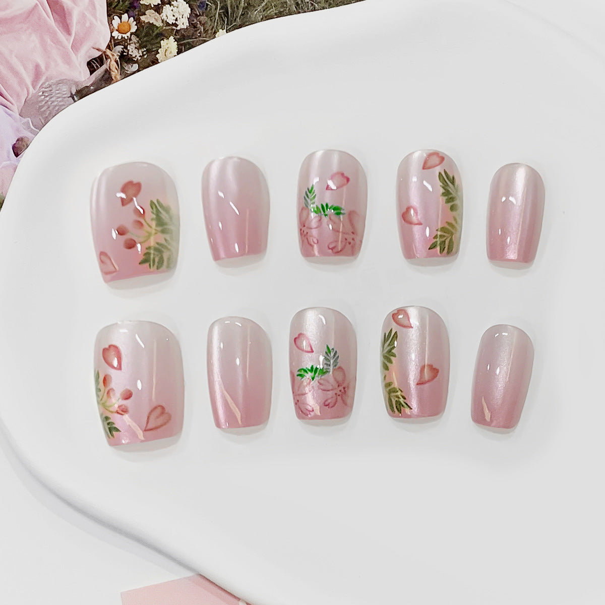 Kunstvolle Kunstnägel mit floralen Motiven Brehn