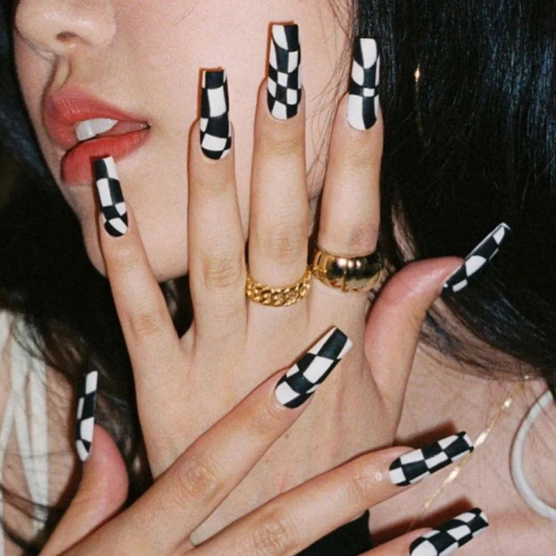 Kunstnagelset mit schickem Schachbrettmuster Brehn
