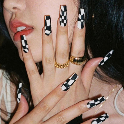 Kunstnagelset mit schickem Schachbrettmuster Brehn