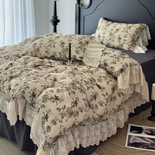 Floral gesteppte Komfort-Tagesdecke mit Spitzenvolant und dekorativer Rüsche