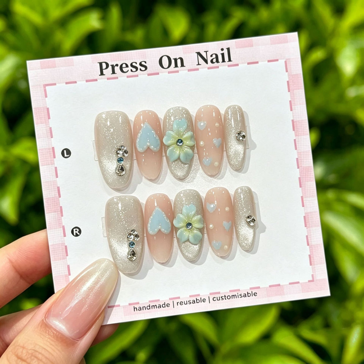 Künstlerisches Press-On Nail Art Set mit niedlichen Charakteren und Schleifenakzenten
