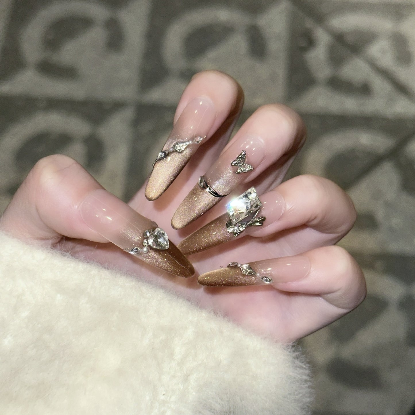 Kunstnägel Im Glitzernden Stiletto-Stil mit Luxuriösen Akzenten Brehn