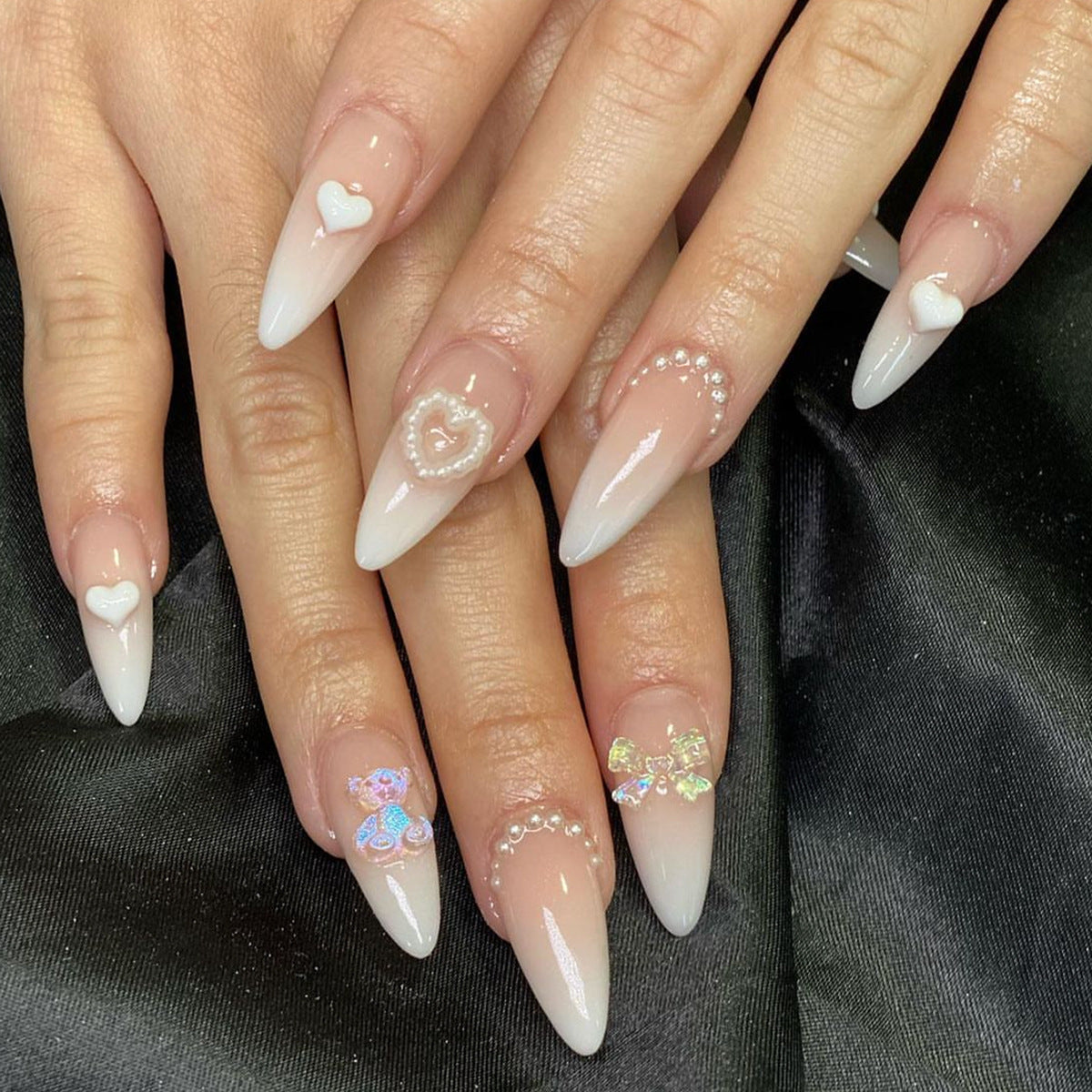 Elegantes Press-On-Nagelset mit dekorativen floralen Akzenten Brehn