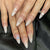 Elegantes Press-On-Nagelset mit dekorativen floralen Akzenten Brehn