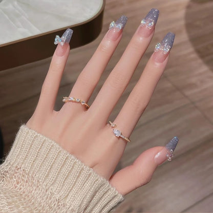 Kunstvolle Nagelkunst mit Glitzer- und Blumenapplikationen Brehn