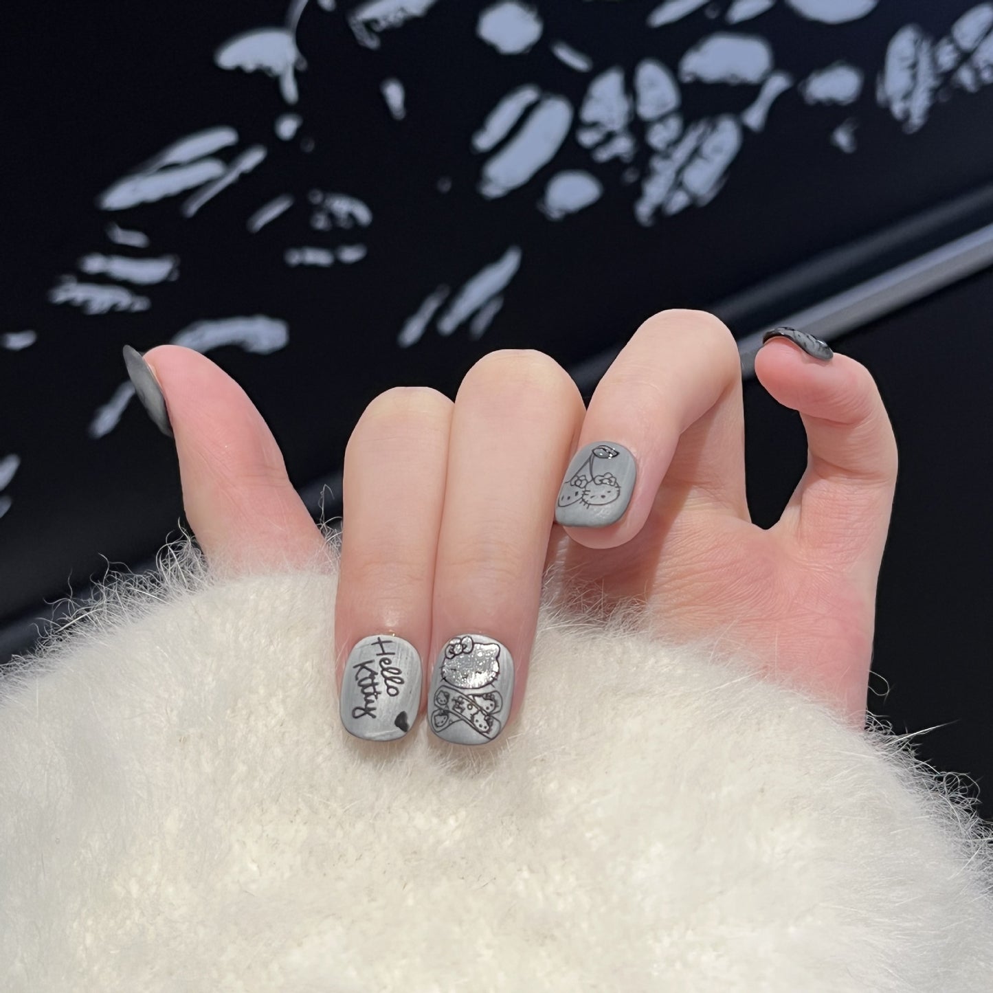 Künstlerisches Press-On Nagelset mit verspielten Charakterdesigns Brehn