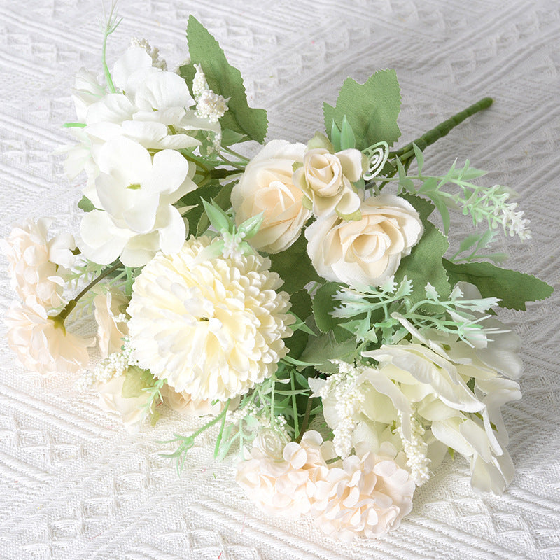 Stylischer künstlicher Blumenstrauß