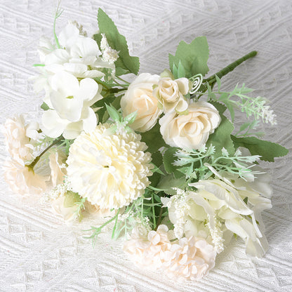 Stylischer künstlicher Blumenstrauß