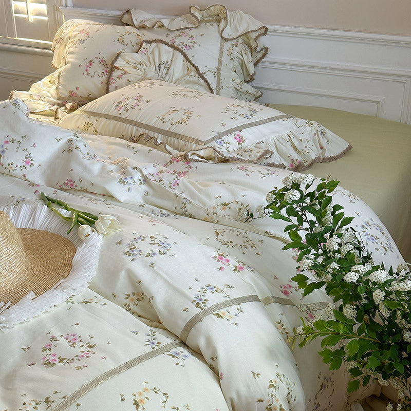 Vintage-inspiriertes Baumwoll-Leinen-Bettwäsche-Set mit Aquarellblumenprint und Rüschendetails
