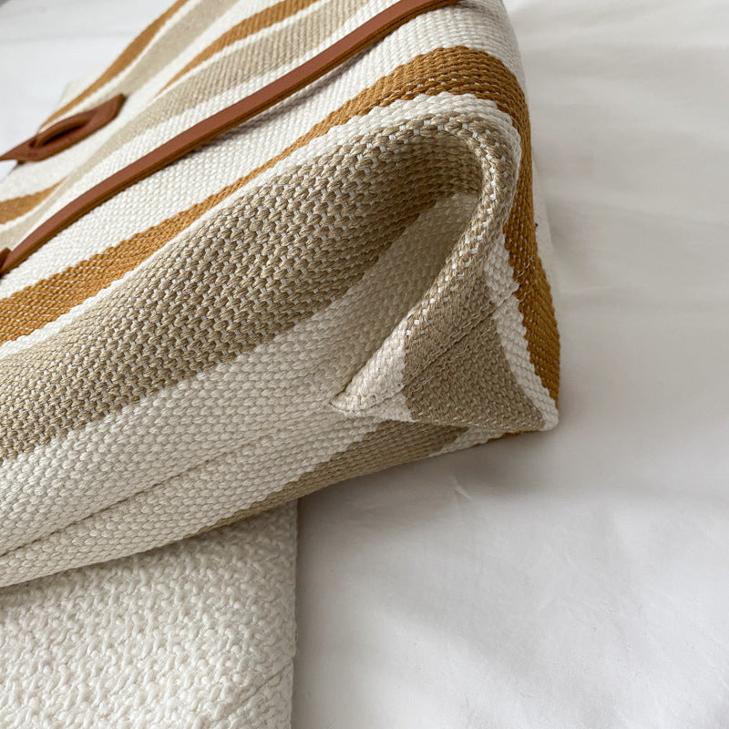 Stylische gestreifte Tragetasche