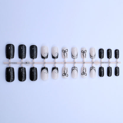 Festliche, mit Strass verzierten Press-On-Nail-Art