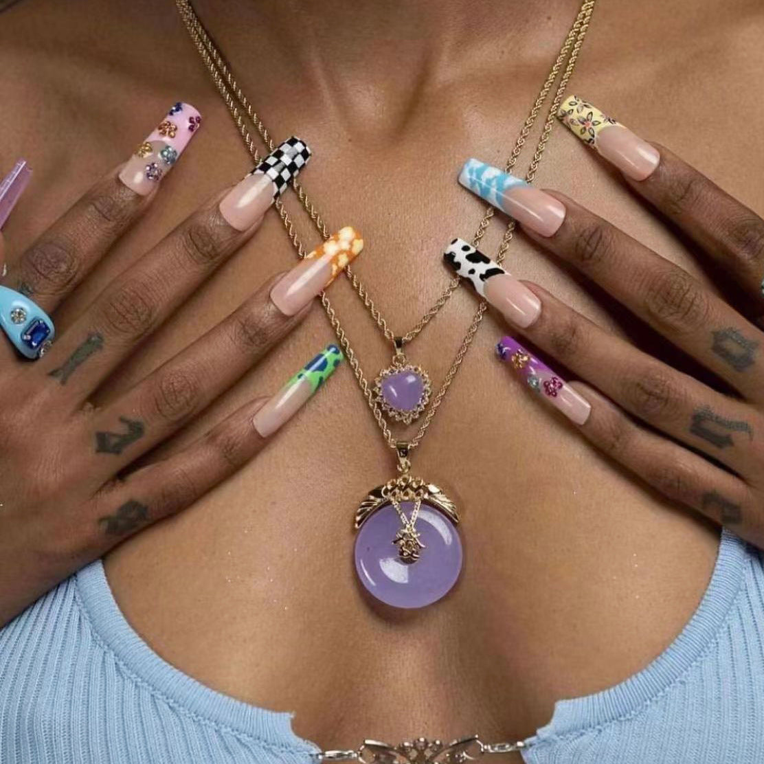 Kunstnagelset mit kreativen Designs und schimmernden Akzenten Brehn