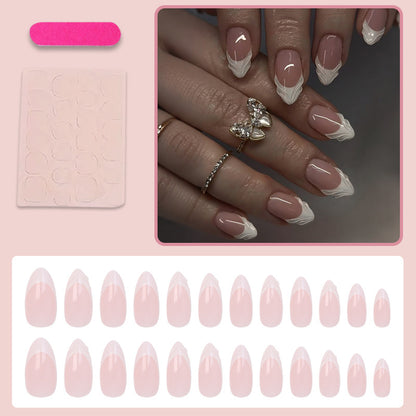 Kunstnagelset mit eleganten Spitzen und dezenten Verzierungen Brehn