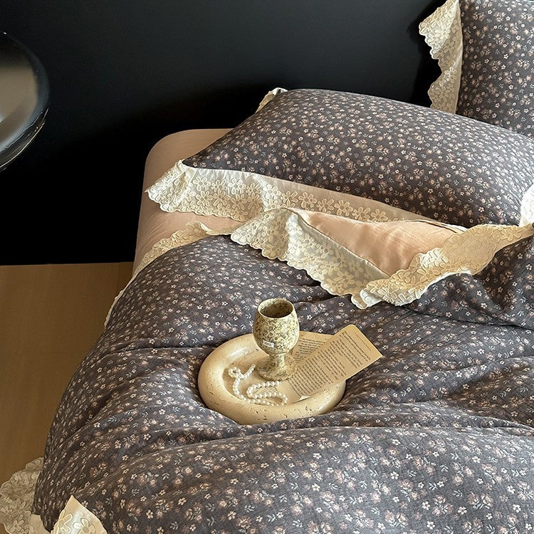Bettwäschegarnitur im Landhausstil mit Blumenjacquard, Spitzenvolant und Wendefunktion