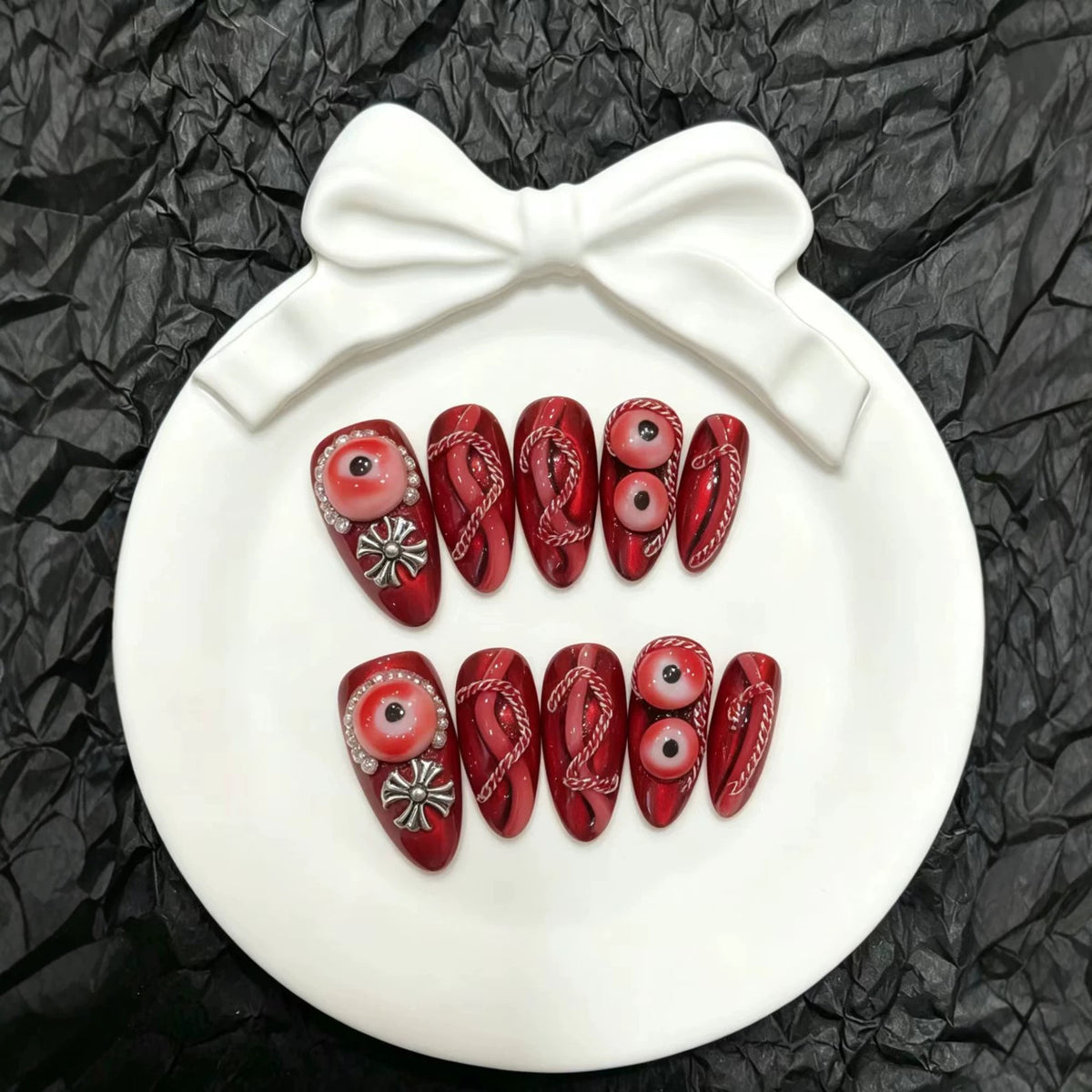 Künstlerisches Press-On Nagelkunst Set mit einzigartigen roten Designs
