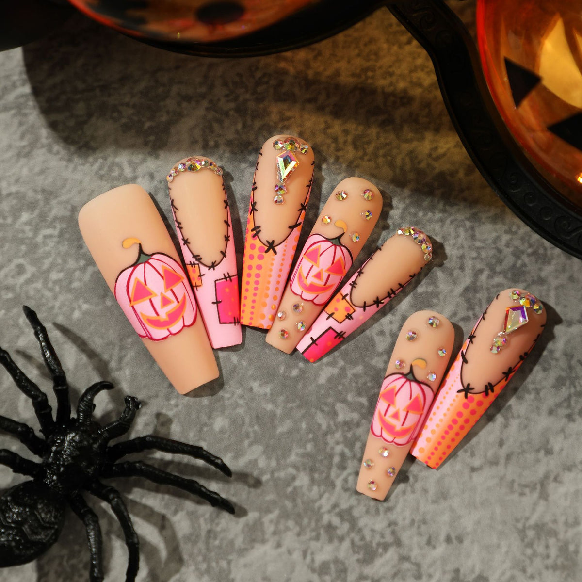 Künstliche Nagelkunst mit Halloween-Motiv Brehn