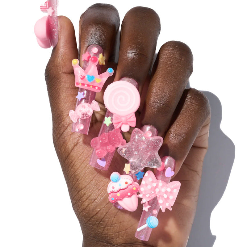 Kreatives Kunstnagelset mit verspielten Motiven und Glitzerakzenten Brehn