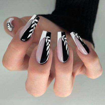 Kunstvolle Nagelverlängerungen im eleganten Schwarz-Weiß-Design Brehn