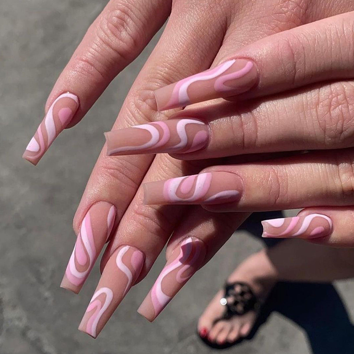 Künstliche Nagelverlängerungen mit eleganter Wellen-Design Brehn