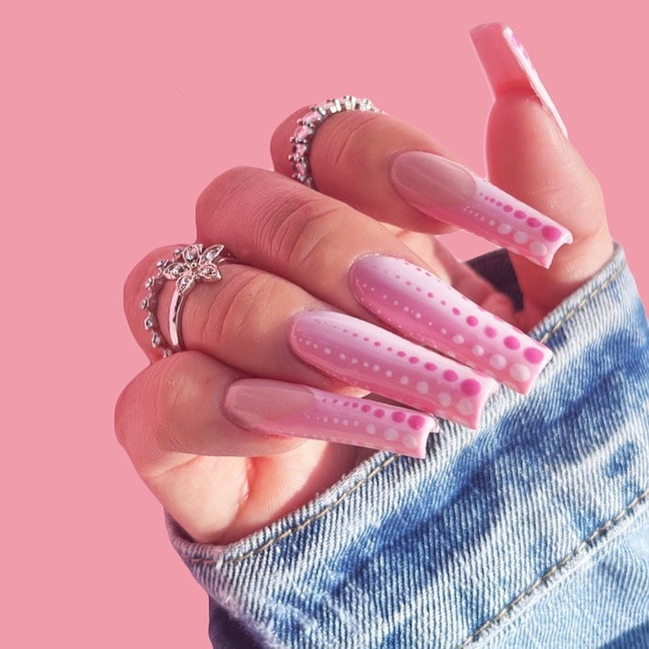 Kunstvolle Nagelkunst mit Gradient- und Punkt-Design Brehn