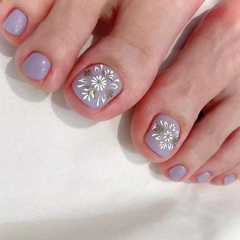 Kunstvolle Fußnagelgestaltung mit elegantem floralem Design Brehn