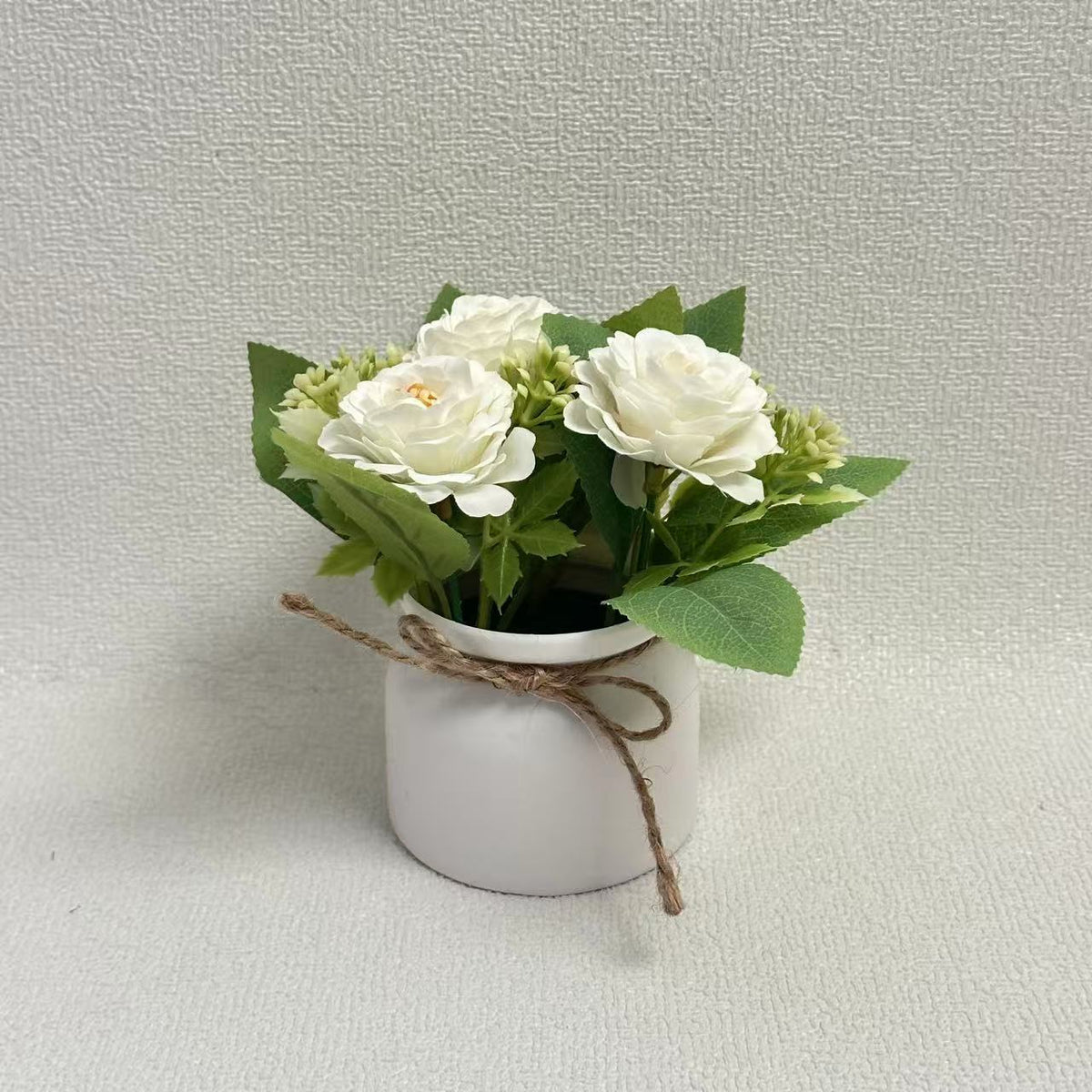 Dekorative Blumenarrangement für die Inneneinrichtung